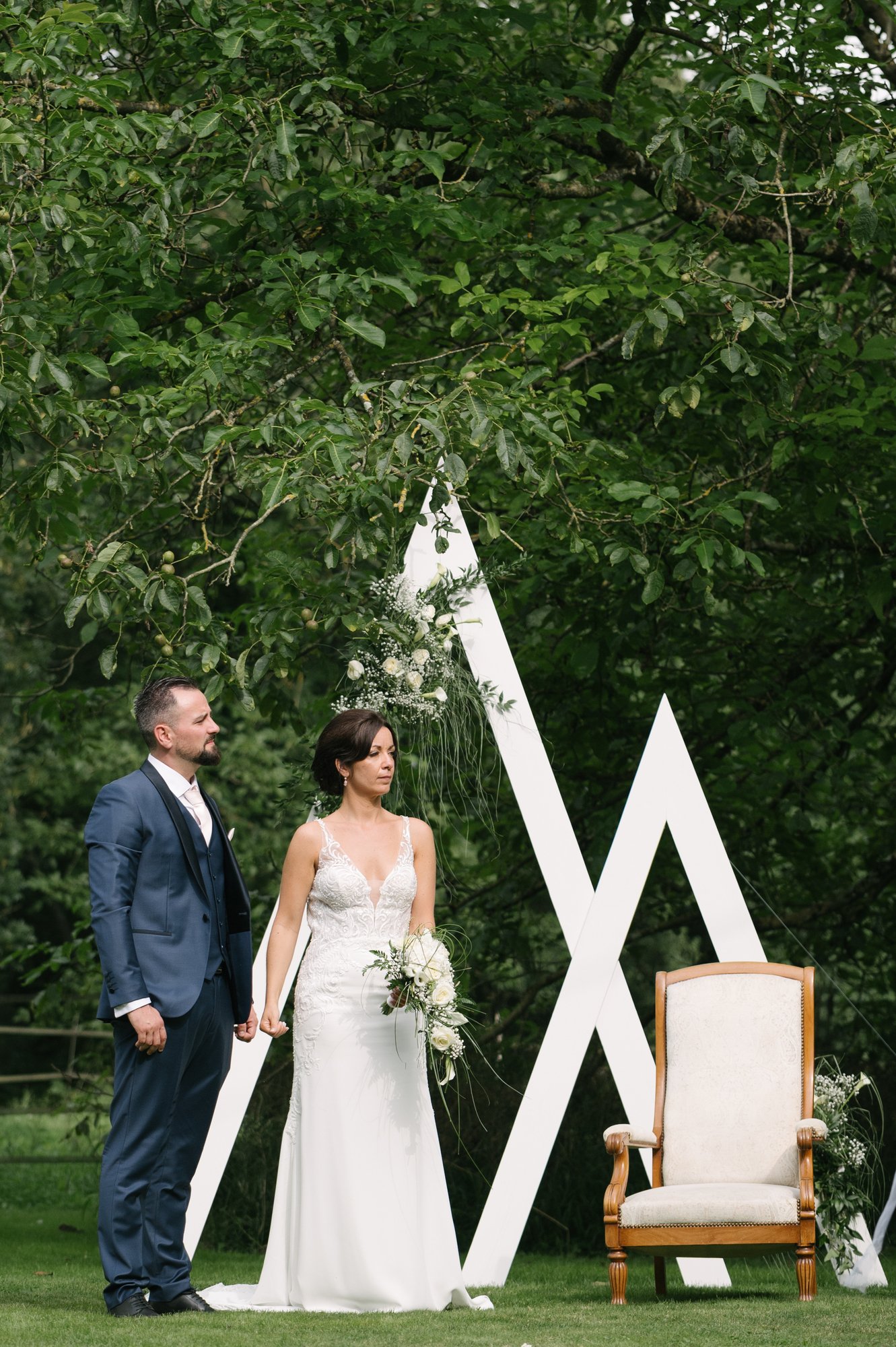 Un couple se tenant la main devant leurs arches