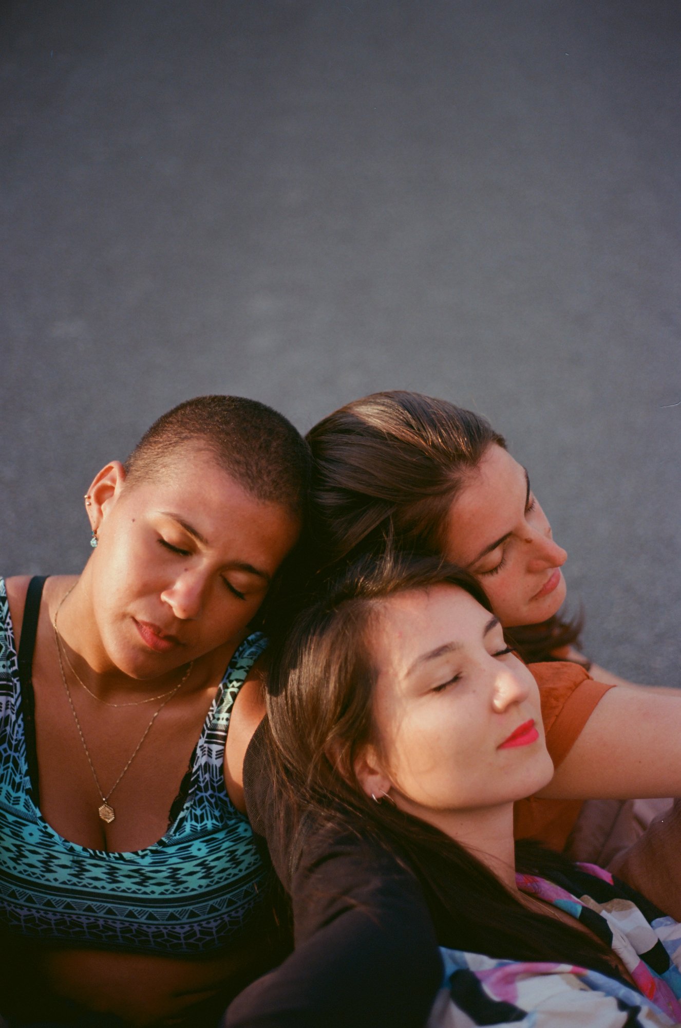 photo de trois amies assisent en fermant les yeux.