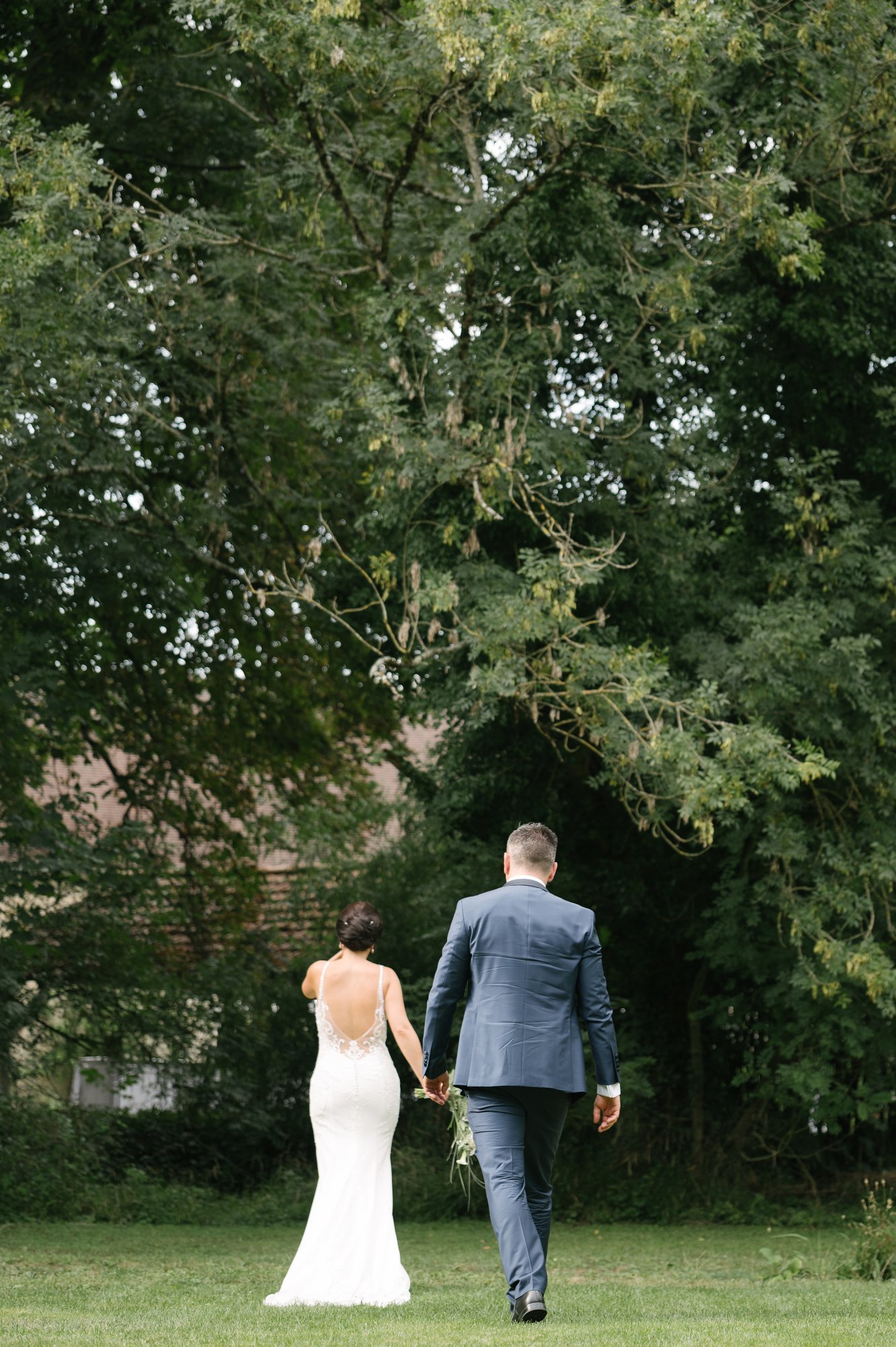 Mariage — jeunes mariés dans un jardin
